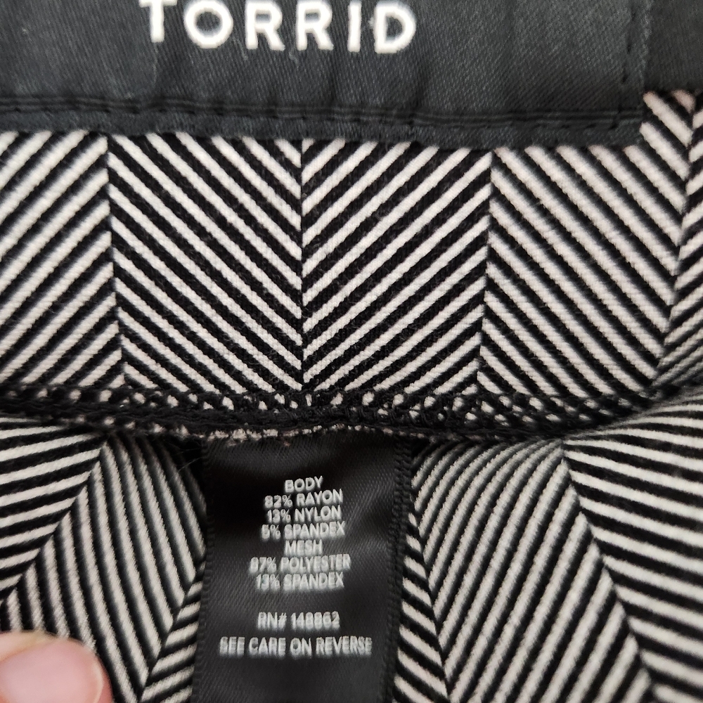 Torrid womens size 1 black white printed pull on pants - Picture 4 of 6